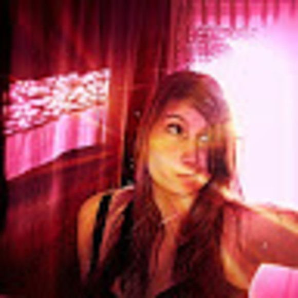 Meet your Posher, Alyssa - Picture 1 of 1